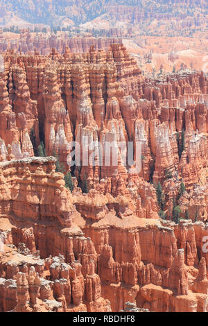 Hoodoo formazioni rocciose a Bryce Canyon National Park. Lo sfondo è fumoso da una foresta vicina fire. Diversi alberi sempreverdi crescono in tra il.. Foto Stock