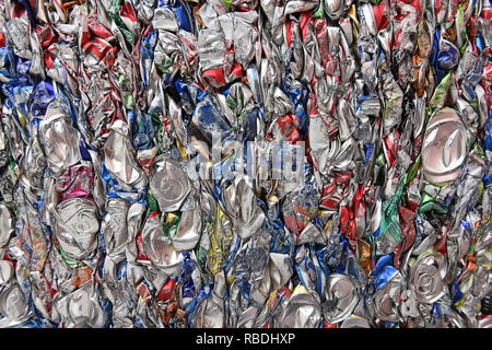 Lattine di birra e soda di alluminio schiacciate, schiacciate, schiacciate, appiattite per il riciclaggio dei rottami metallici negli Stati Uniti Foto Stock