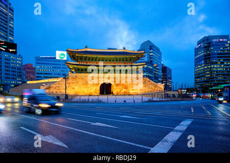 Namdaemun Sungnyemun Gate con il traffico della città di Seoul, Corea del Sud Foto Stock