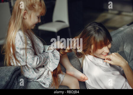 Madre e figlia a casa Foto Stock