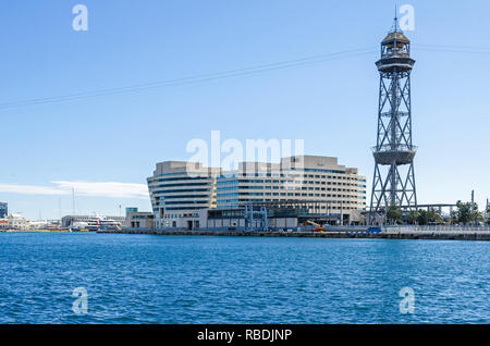 Barcellona, Spagna - 10 Novembre 2018: Barcellona Cruise Port con il suo acciaio torre a traliccio della linea tramviaria Torre Jaume I, edifici del mondo Tra Foto Stock