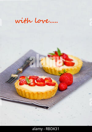 Tortine con crema pasticcera e frutti di bosco freschi, fragola, san valentino Foto Stock