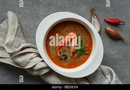 Tom Yam kung piccante zuppa tailandese con gamberi, pesce e frutti di mare, il latte di cocco e peperoncino in vaso spazio di copia Foto Stock