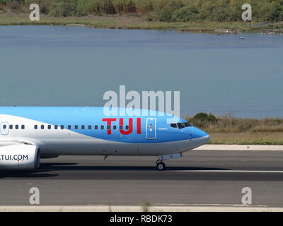 TUI Airlines Boeing 737-85P, il numero di volo OO-TUP decollare in Ioannis Kaposistrias aeroporto Corfu, Grecia Foto Stock