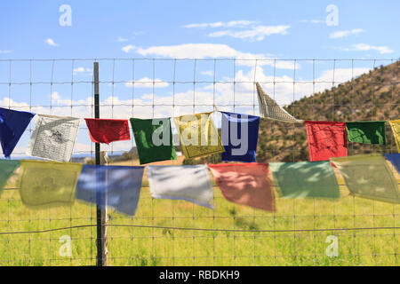 Stringhe di preghiera bandiere al vento contro un cielo blu Foto Stock