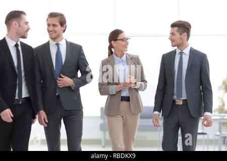 Colleghi di lavoro in un ufficio moderno Foto Stock
