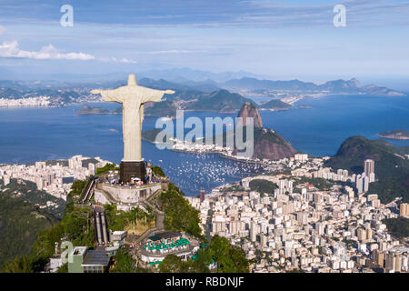 Rio de Janeiro, Brasile, vista aerea di Cristo Redentore e Sugarloaf Mountain. Foto Stock