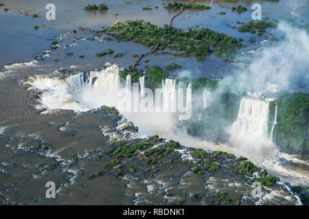 Cascate di Iguazu sul confine del Brasile e Argentina, vista aerea. Foto Stock