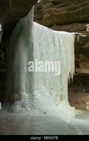 Congelati in cascata Horseshoe Canyon/ LaSalle Canyon. Starved Rock State Park, Illinois, Stati Uniti d'America Foto Stock