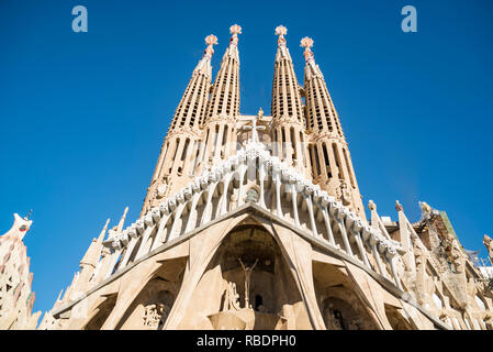 La facciata della Sagrada Familia, il più iconico punto di riferimento a Barcellona Foto Stock