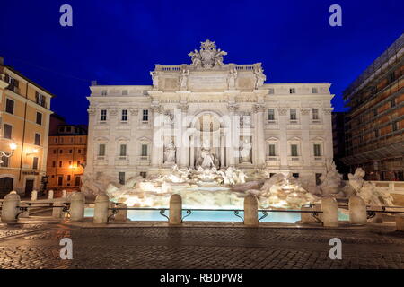 Vista della Fontana di Trevi illuminata da lampade stradali e le luci del tramonto Roma Lazio Italia Europa Foto Stock