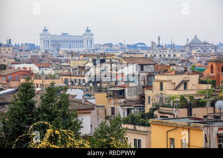 Una camera con vista della città verso la Basilica di San Pietro e Vittoriano da una terrazza del Pincio Roma Lazio Italia Europa Foto Stock