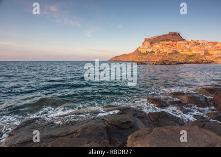 Il borgo arroccato sul promontorio incorniciato dal mare al tramonto Castelsardo Golfo dell Asinara Provincia di Sassari Sardegna Italia Europa Foto Stock