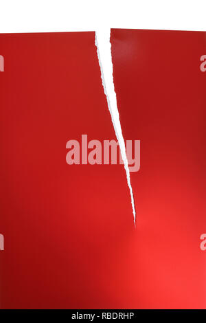 Un pezzo di carta rossa strappata a metà Foto Stock