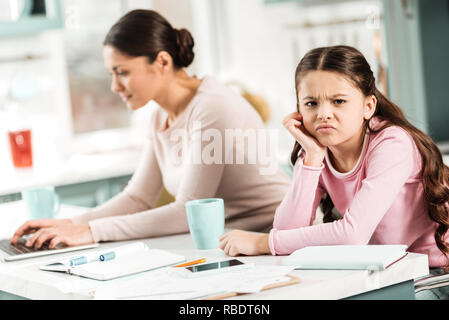 Non preoccuparsi di me. Silhouette di donna giovane che fissando il suo portatile mentre si verifica ordine in internet Foto Stock