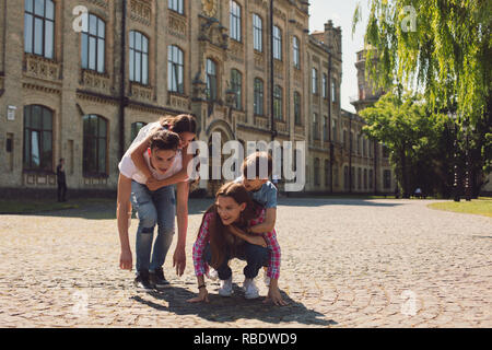 Anziani di trascorrere del tempo con giovani Foto Stock