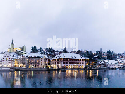 Schaffhausen, SH, Svizzera / 5 gennaio, 2019: vista panoramica del fiume Reno e la città svizzera di Sciaffusa in inverno al tramonto Foto Stock