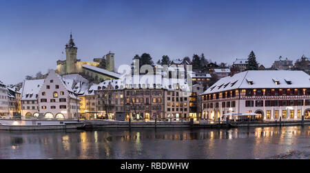 Schaffhausen, SH, Svizzera / 5 gennaio, 2019: vista panoramica del fiume Reno e la città svizzera di Sciaffusa in inverno al tramonto Foto Stock