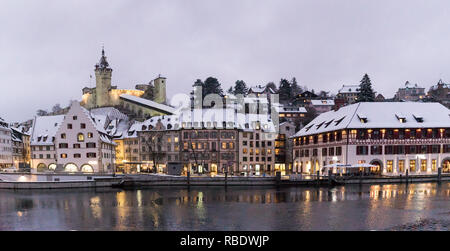 Schaffhausen, SH, Svizzera / 5 gennaio, 2019: vista panoramica del fiume Reno e la città svizzera di Sciaffusa in inverno al tramonto Foto Stock