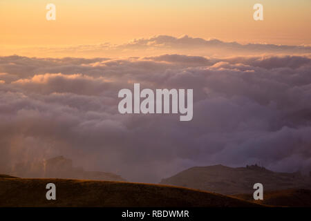 Il tramonto e il paesaggio al di sopra di dense nubi nei pressi di Bcharre nelle montagne del Libano. Foto Stock