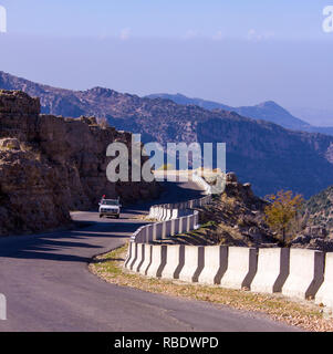 Una strada da Bcharre scende verso valle della Bekaa nel nord del Libano. Paesaggio libanese e l'autostrada Foto Stock