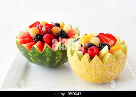 Taglia fancy melone e anguria con frutta assortiti inicluding interno di fragole, lamponi, uva, canteloupe, ananas e pesche tagliate a fette Foto Stock