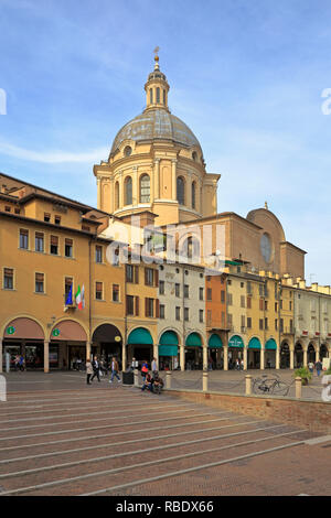 Via Broletto e la Basilica di Sant'Andrea, Mantova, Sito Patrimonio Mondiale dell'UNESCO, Lombardia, Italia. Foto Stock