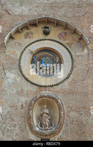 Orologio astronomico dettaglio, Torre dell'Orologio, Mantova, Sito Patrimonio Mondiale dell'UNESCO, Lombardia, Italia. Foto Stock
