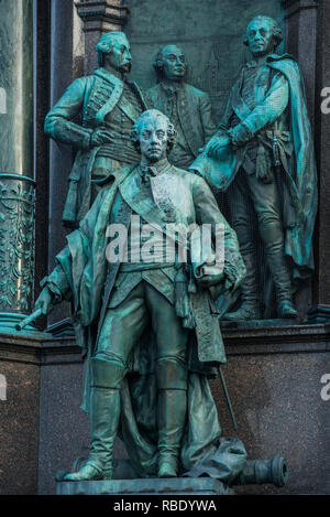 Le statue dei suoi consulenti su l'Imperatrice Maria Theresia monumento su Maria Theresien Platz, Vienna, Austria. Foto Stock