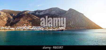 Vista panoramica del villaggio di Kamares, porto principale di Isola di Sifnos Grecia, CICLADI Foto Stock