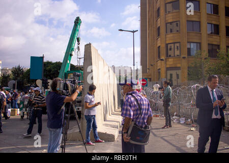Proteste libanese. Costrutto di persone concrete e filo barricate è andato su una manifestazione di protesta contro la crisi del cestino. Primavera araba protesta a Beirut, in Libano . Foto Stock