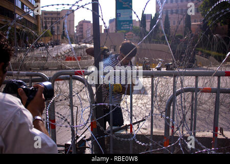 Proteste libanese. Costrutto di persone concrete e filo barricate è andato su una manifestazione di protesta contro la crisi del cestino. Primavera araba protesta a Beirut, in Libano . Foto Stock
