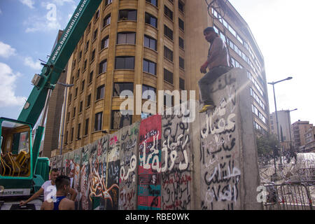 Proteste libanese. Costrutto di persone concrete e filo barricate è andato su una manifestazione di protesta contro la crisi del cestino. Primavera araba protesta a Beirut, in Libano . Foto Stock
