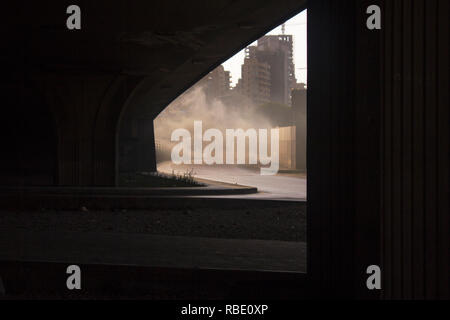 Beirut, Libano - 25 agosto 2015: libanese proteste. Le persone nel centro di Beirut stanno bruciando i rifiuti e pneumatici come una manifestazione di protesta. Beirut, Libano Foto Stock