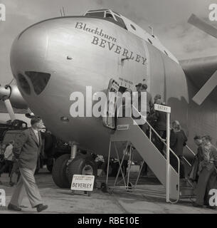 Degli anni Cinquanta, storiche, i visitatori possono salire a bordo del British realizzato aerei, il 'Blackburn B-101 Beverley', questa grande twin-propulsione velivoli da trasporto tattico è stato costruito sotto un ministero di contratto di fornitura" e utilizzati da squadroni della Royal Air Foruce Commmand di trasporto. Quando in servizio era il più grande aereo nella RAF. Il Beverleys erano tutti costruiti a Brough nello Yorkshire, Inghilterra. Foto Stock