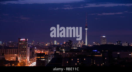 Berlino, capitale skyline, blu ora Foto Stock