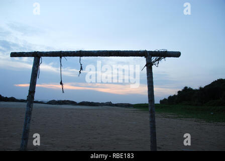 Struttura in legno sulla spiaggia tramonto Foto Stock