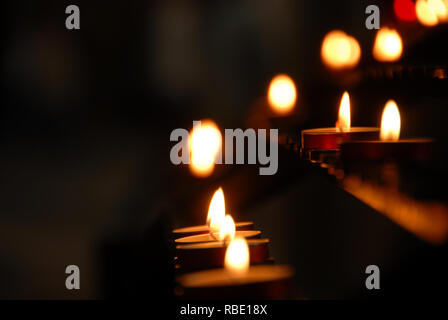Candele in Winchester Cathedral Foto Stock