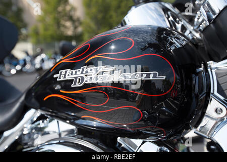 Un primo piano di un lucido nero Harley-Davidson serbatoio per gas con l'arancione e il rosso dipinto di fiamme e un classico logo Harley-Davison Foto Stock