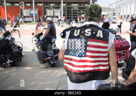 Un motociclista con un giubbotto USA assiste il 115Harley-Davidson anniversario della manifestazione presso il Museo Harley-Davidson a Milwaukee nel Wisconsin Foto Stock