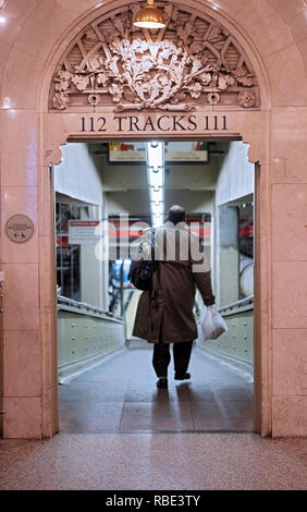 Un " commuter " capi giù per la Metro North le vie per la sera i pendolari. Alla Grand Central Station nel centro cittadino di Manhattan, New York City. Foto Stock