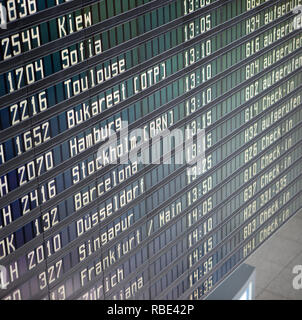 Scheda di partenza all'aeroporto di Monaco di Baviera che mostra diversi voli Lufthansa incl. parte dei numeri di volo. Destinazioni in tedesco Foto Stock