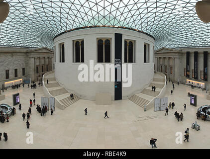 LONDON, Regno Unito - 28 gennaio: British Museum Grande Corte il 28 gennaio 2013. Vista interna della grande corte nel British Museum a Londra, Regno Foto Stock