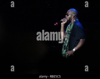 Giardini di Miami, FL - marzo 21: R. Kelly esegue durante il 2015 decimo annuale Jazz nei giardini presso il Sun Life Stadium giardini di Miami, Florida, 21 marzo 2015. Foto di Aaron Gilbert / MediaPunch Foto Stock