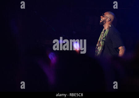 Giardini di Miami, FL - marzo 21: R. Kelly esegue durante il 2015 decimo annuale Jazz nei giardini presso il Sun Life Stadium giardini di Miami, Florida, 21 marzo 2015. Foto di Aaron Gilbert / MediaPunch Foto Stock