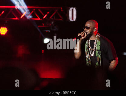 Giardini di Miami, FL - marzo 21: R. Kelly esegue durante il 2015 decimo annuale Jazz nei giardini presso il Sun Life Stadium giardini di Miami, Florida, 21 marzo 2015. Foto di Aaron Gilbert / MediaPunch Foto Stock