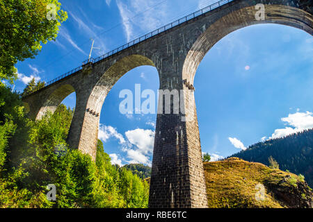 Arcuata di convoglio ferroviario cavalcavia attraverso la Foresta Nera in Germania Foto Stock