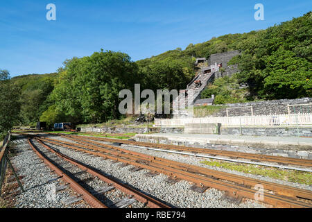 Llanberis Lake Railway accanto a Llyn Padarn nel Galles del Nord che mostra la Vivian cava pendenza ferroviaria nella parte posteriore Foto Stock