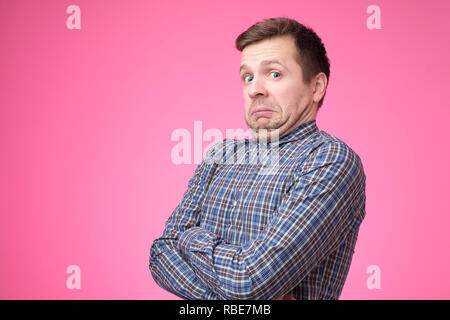 Giovane Uomo in camicia blu con un doppio mento. Il sovrappeso come risultato di dieta impropria Foto Stock