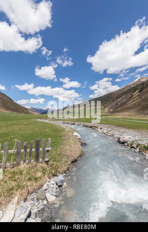 Acqua trasparente del fiume intorno al villaggio alpino di Davos Sertig Valle del cantone dei Grigioni, Svizzera Foto Stock